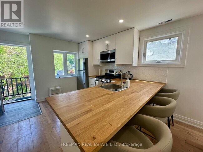 Photo - 3449 Yonge St
