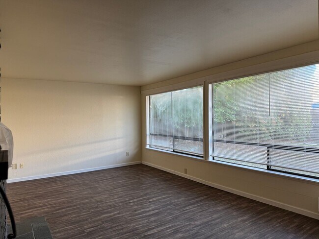 Photo - 16747 3rd Ave NE Unit 16747 3rd Ave NE #A Shoreline (lower)