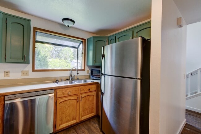 Photo - 3 Bedroom/2.5 bathroom townhouse centrally located Oak Harbor