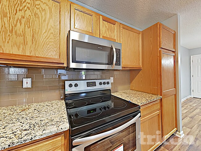 Photo - 208 E Waverly Pl Ct