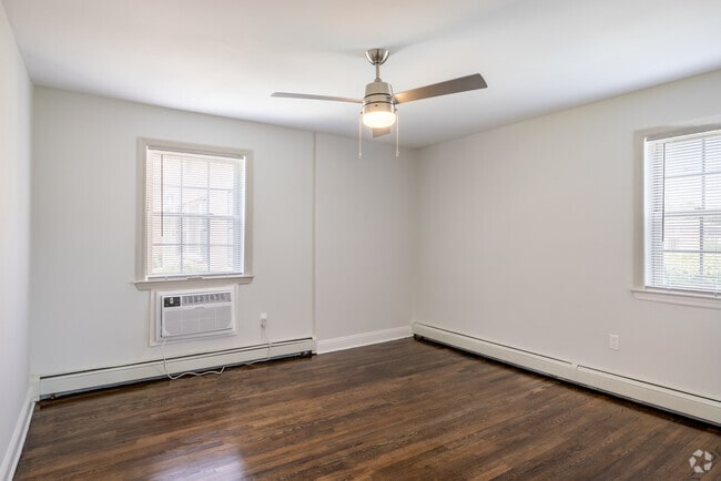 2HAB, 1BA - 1,057 ft² - Habitación principal - Kings Gardens