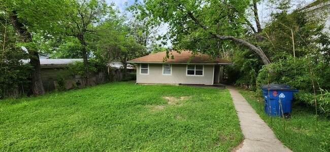 Photo - Top of the line 6 bed in West Campus!!! 1913!!!