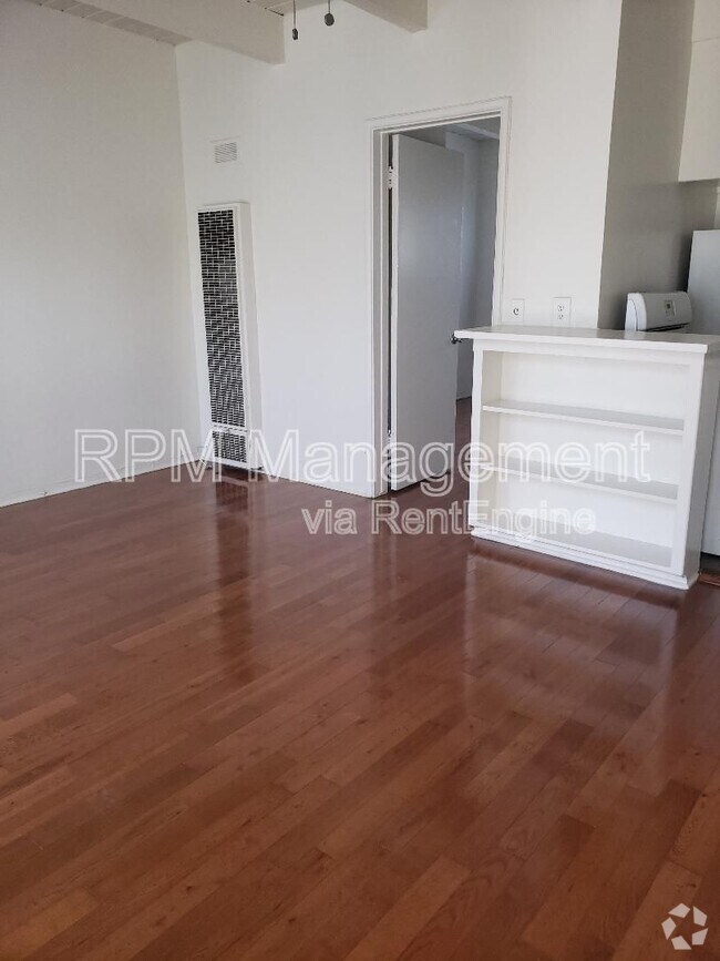Building Photo - 1909 Beachwood Dr Unit 18 Rental