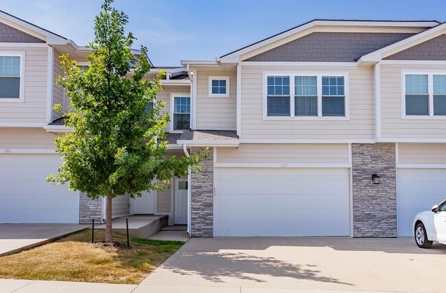 Building Photo - HUGE TOWNHOME!! 2 Bedroom, 3.5 Bathroom Townhome in Grimes!