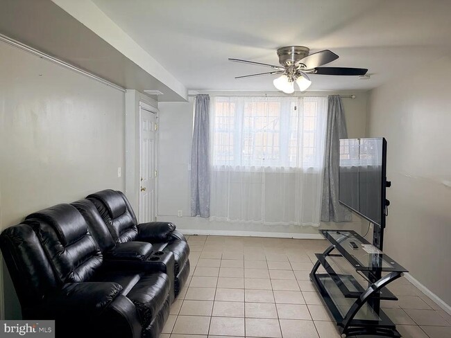 Photo - 265 College Dr