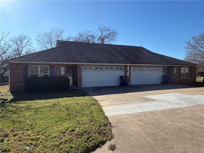 Photo - 706 Meghan St