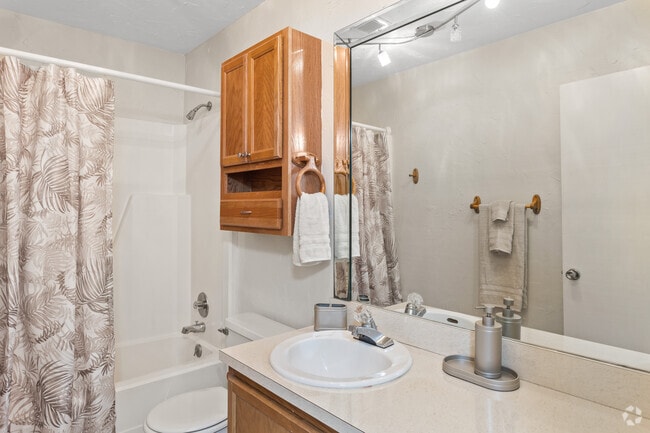 2BR, 2BA - 1040SF - Bathroom