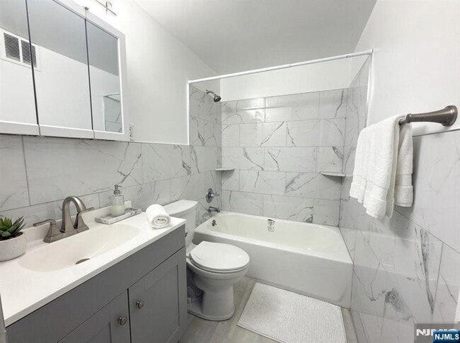 Photo - 2180 Center St Unit 1F