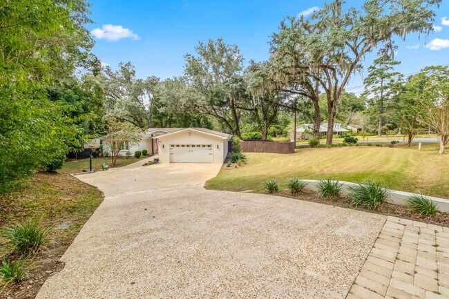 Photo - 605 Waverly Rd