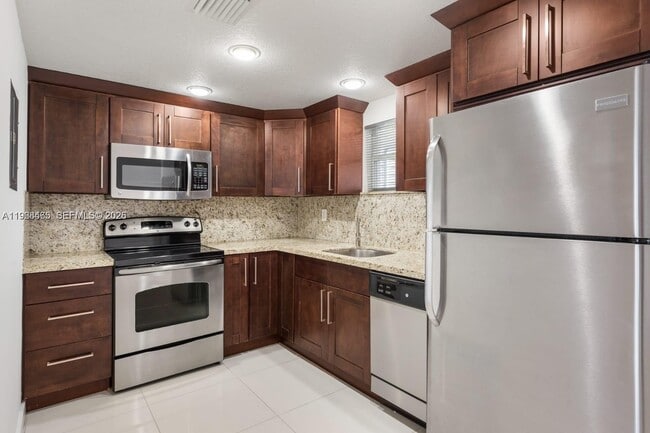 Photo - 411 SW 37th Ave Unit 4D