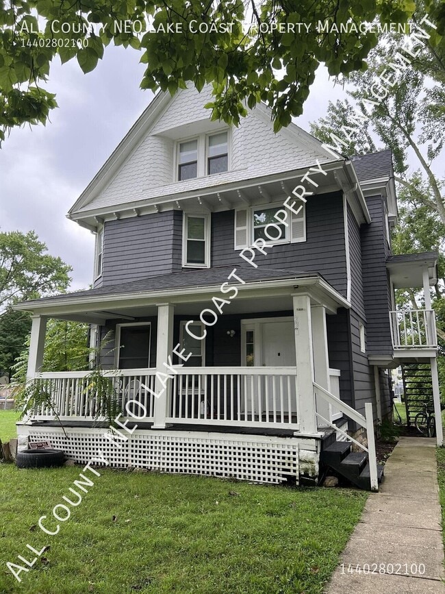 Building Photo - 330 13th St Unit 2Up