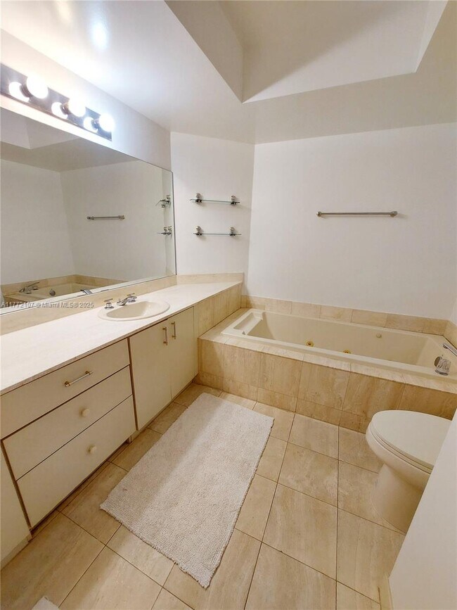 Photo - 1000 W Island Blvd Unidad 2002