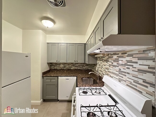 Building Photo - 3702 N Pine Grove Ave Unit M01B Rental