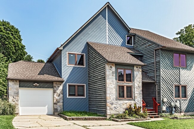 Building Photo - 33 Foxtail Ct