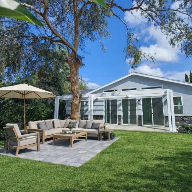 Building Photo - 319 E Ramona St