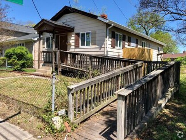 Building Photo - Cozy 3 bed 1.5 bath with Backyard Rental