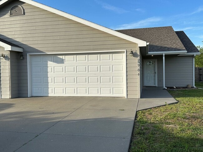 Building Photo - GREAT FAMILY HOME!