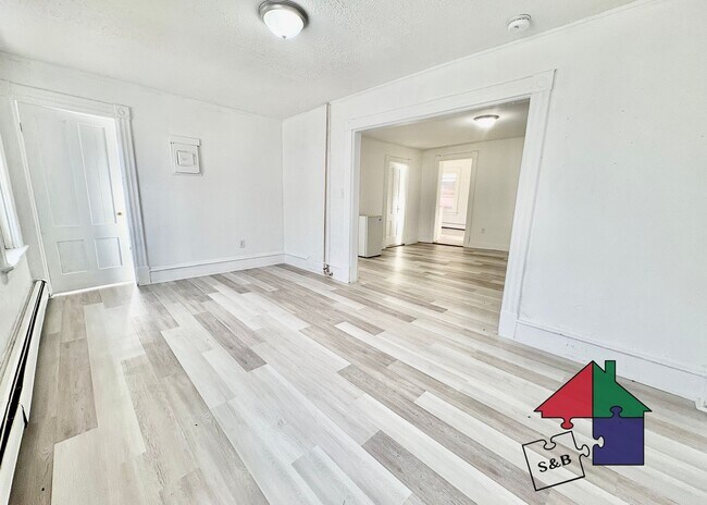 Building Photo - 94 Malletts Bay Ave Unit 2B