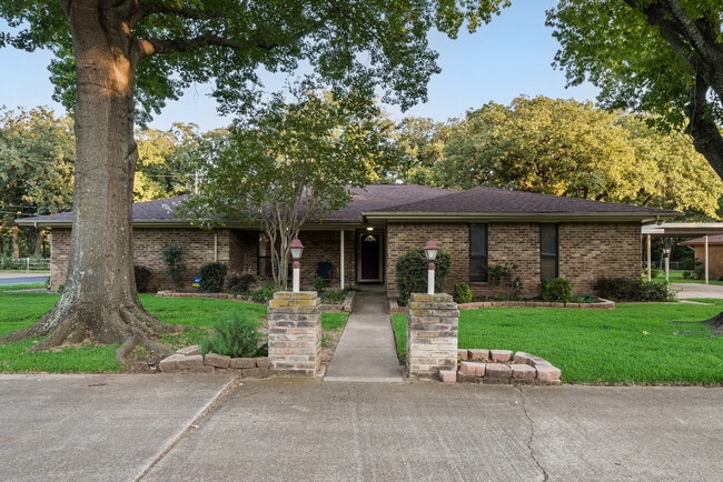Photo - 763 Moore Rd