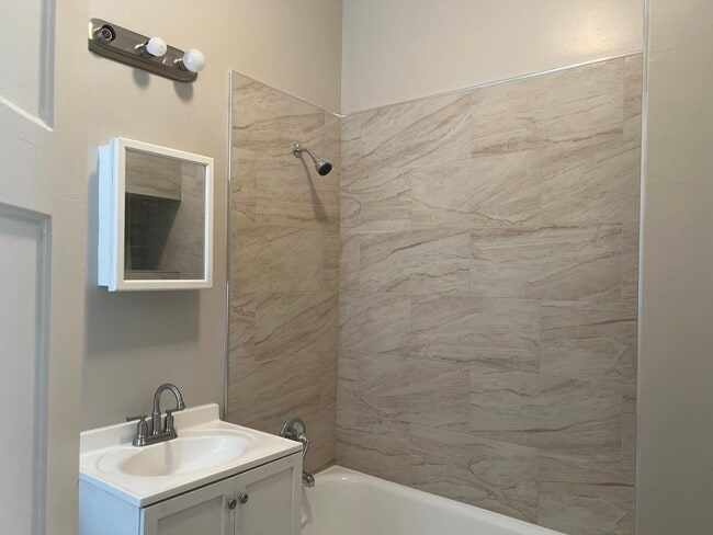 Photo - 208 N Waller Ave Unit 2N