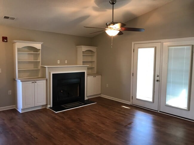 Building Photo - 121 McKenna Cir Unit 121
