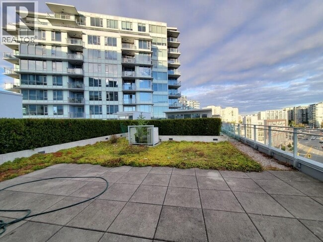 Photo - 5511 Hollybridge Way Unité 6F