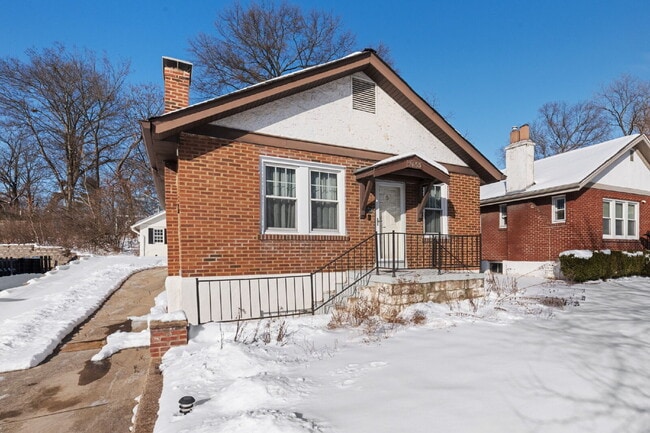 Building Photo - "Charming Brentwood house 2 bedrooms 1 Bathoom, Prime Location!"