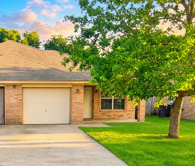 Building Photo - 1308 Chips Dr Unit B