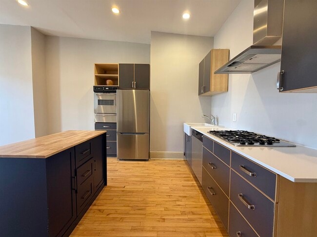 Building Photo - 225 Pine St Unit 3