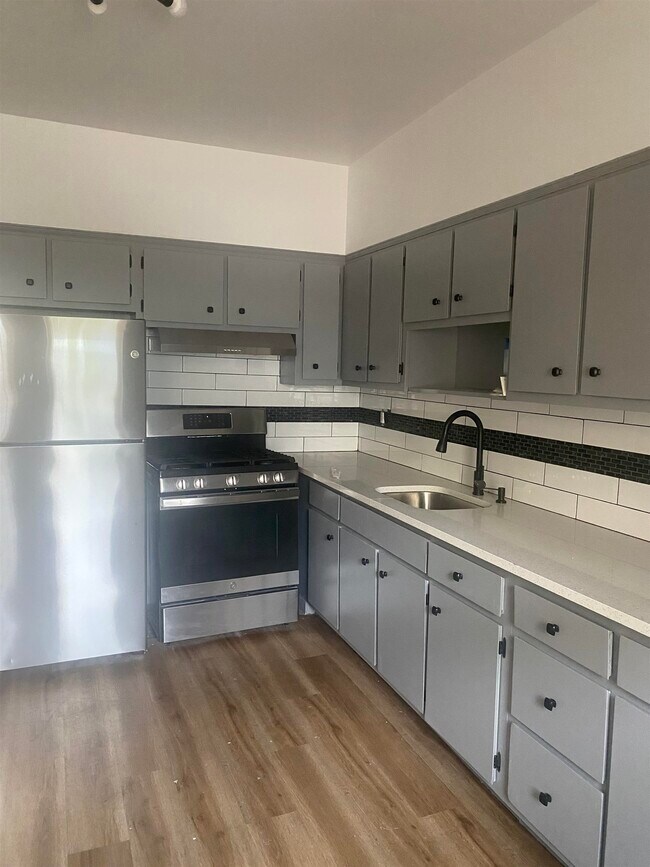 Photo - 122 W 20th St