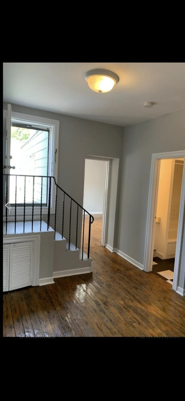 Photo - Bright 1 Bedroom in the Heart Of Leslieville Unit 1