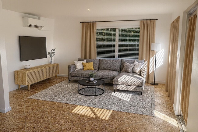 Building Photo - 2621 NE 1st St Unit 10