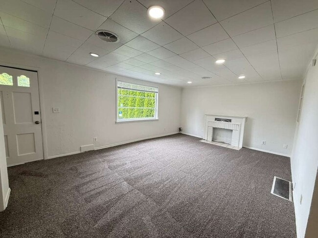 Building Photo - 3 Bedroom 1 Bathroom Greenwood Home!