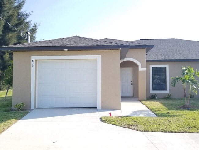 Building Photo - 3 Bedroom 2 Bath 1 Car Garage Waterfront D... Rental