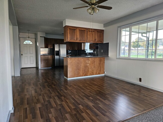 Photo - 920 W Edison Ave