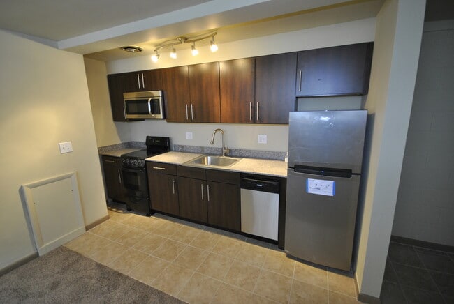 One-Bedroom Kitchen - 809 W Madison St