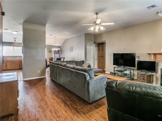 Photo - 8000 Woodhue Dr