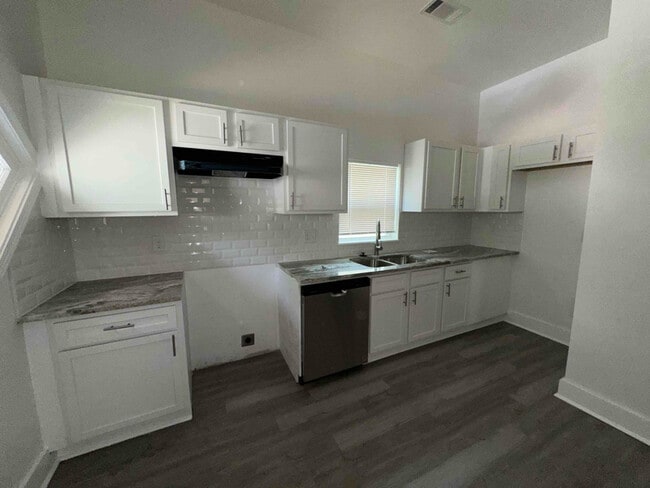 Photo - 939 Seattle St