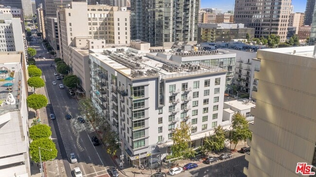 Building Photo - 645 W 9th St Unit 706 Rental