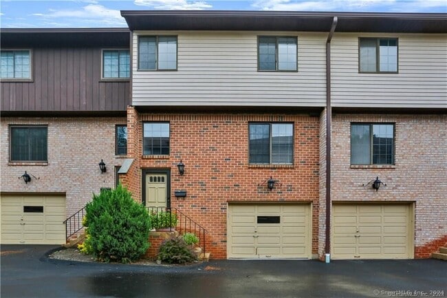 Building Photo - 237 Strawberry Hill Ave Unit 42