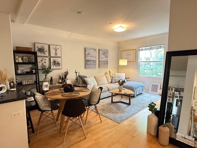 Building Photo - 13080 Pacific Promenade Unit Beautiful 1 Bed + Den in Playa Vista