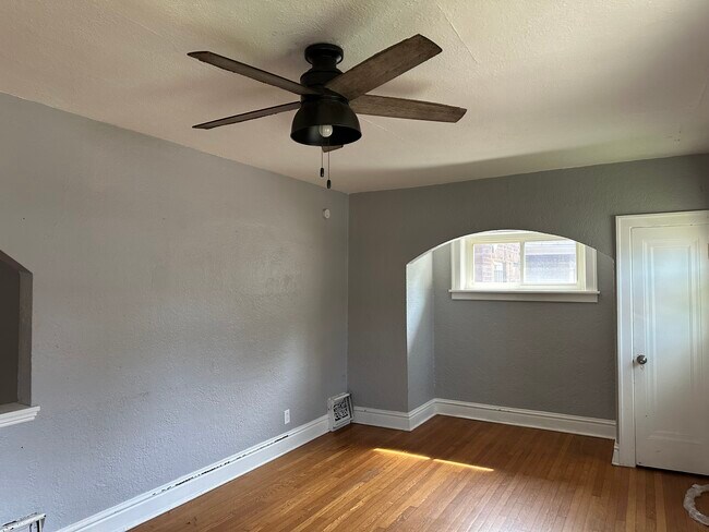 Photo - 4916 Winona Ave Unit 2 West