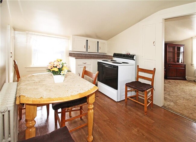 Photo - 563 Aquidneck Ave