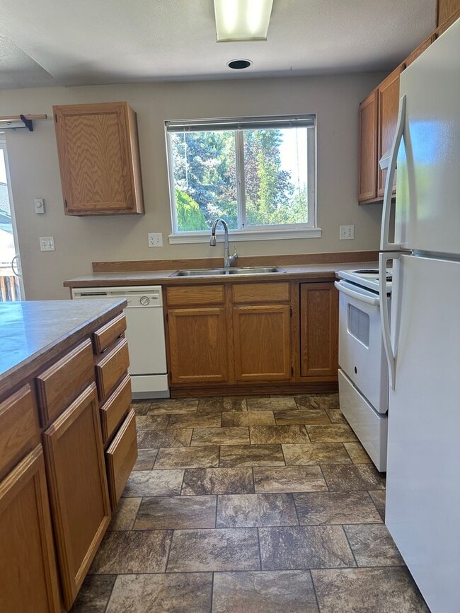 Photo - 3025 SW Reindeer Ave