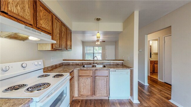 Photo - 303 Manuel Dr Unit B