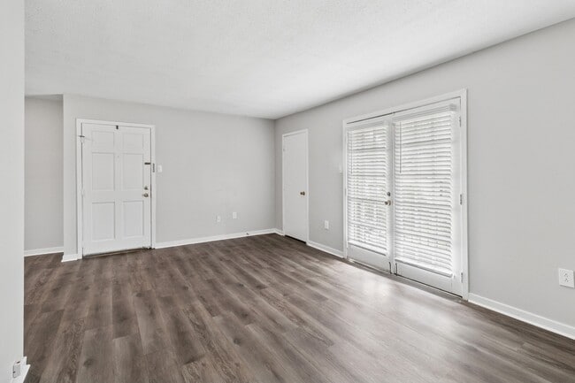 Photo - River Oaks Apartments