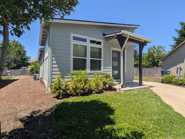 2bdrm/1bthrm home with beautiful finishes! - 2bdrm/1bthrm home with beautiful finishes!