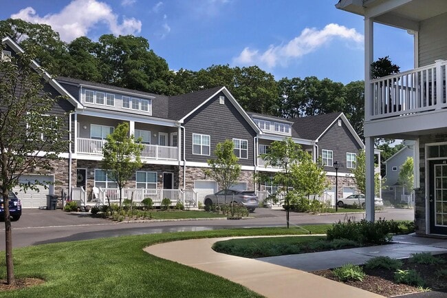 Building Photo - 495 Middle Country Rd Unit 110 Rental