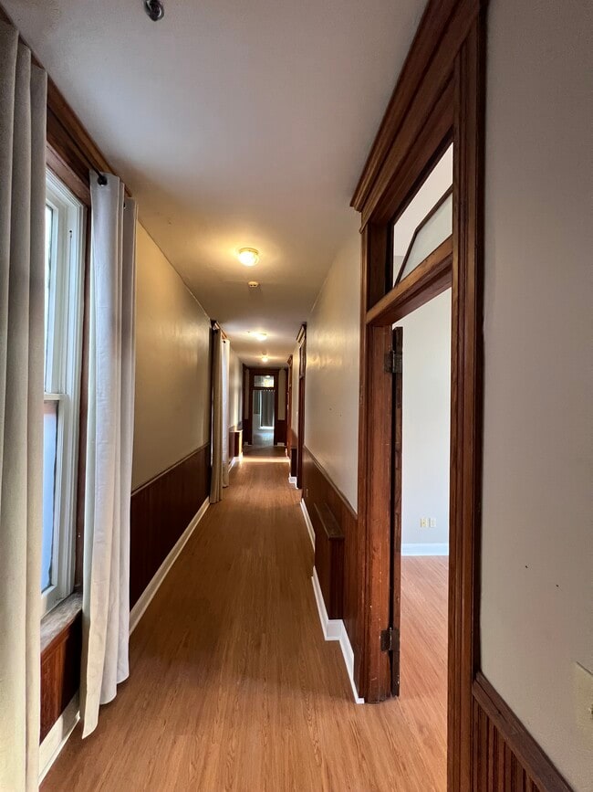 Building Photo - 202 Windsor Ave Unit B Rental