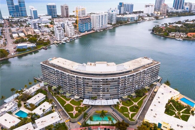 Building Photo - 900 Bay Dr Unit 604